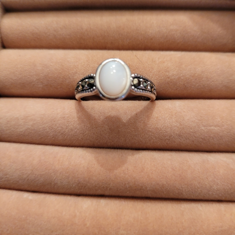 Moonstone stainless size 8 ring beautiful oval shape well made - Picture 6 of 7